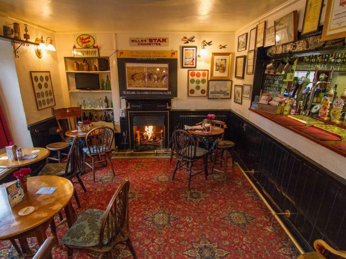 Crown And Trumpet Inn Broadway  Exteriör bild